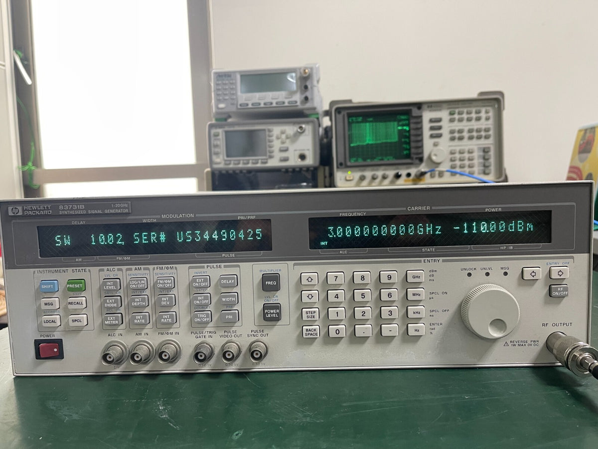 HP Agilent 83731B 1GHz-20GHz Synthesized Signal Generator w/Opt. 1E1 ,1E2 _ 0425