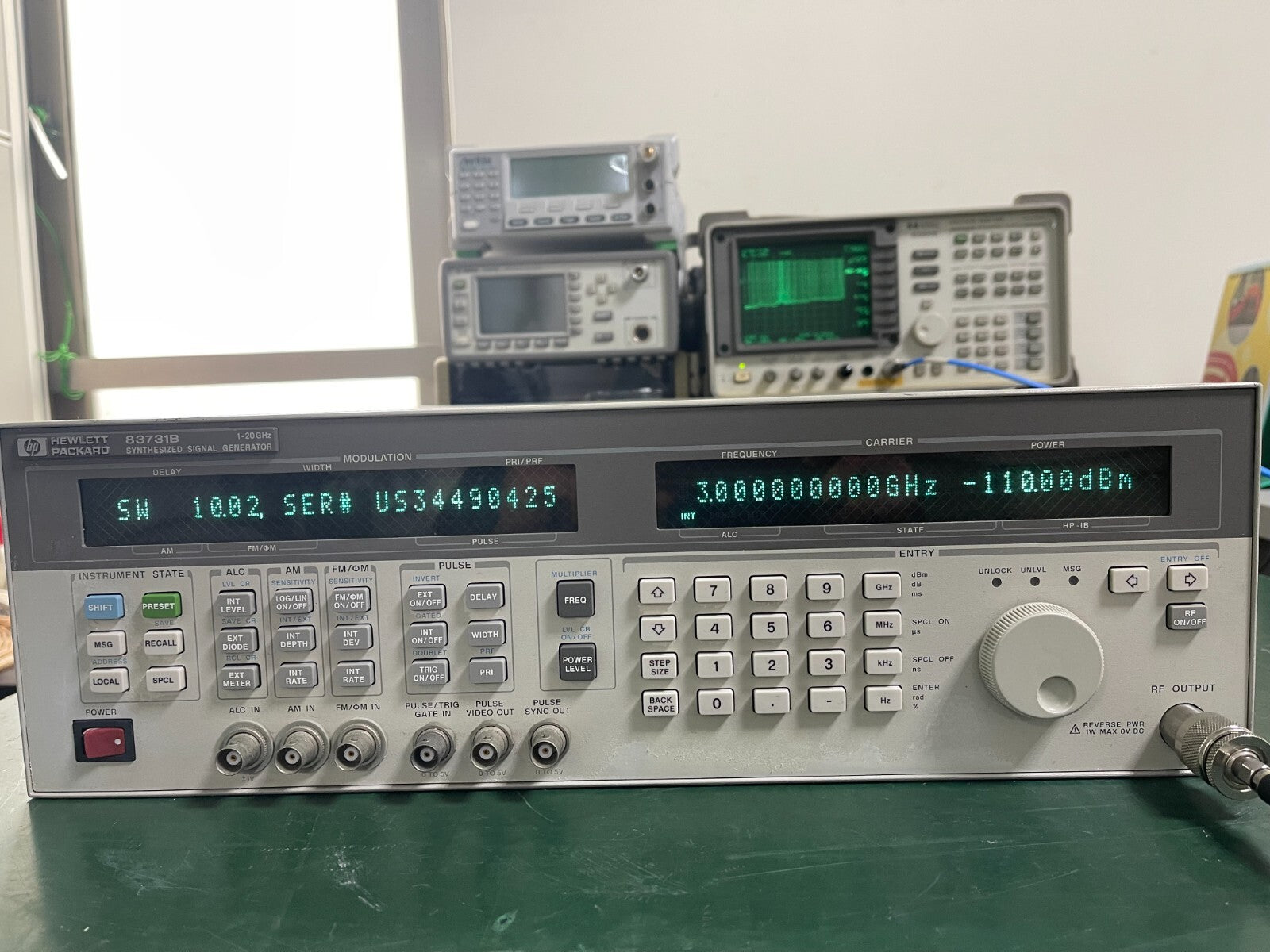 HP Agilent 83731B 1GHz-20GHz Synthesized Signal Generator w/Opt. 1E1 ,1E2 _ 0425