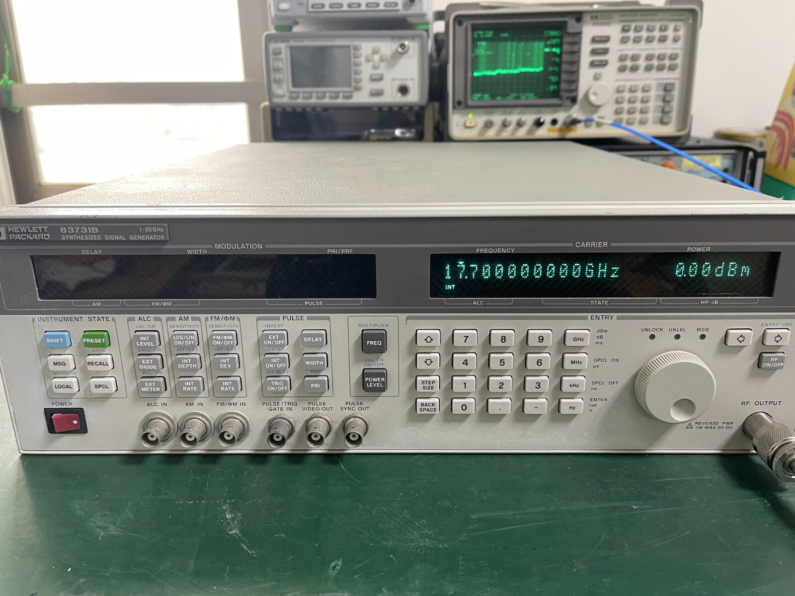 HP Agilent 83731B 1GHz-20GHz Synthesized Signal Generator w/Opt. 1E1 ,1E2 _ 0425 - XG eqpt