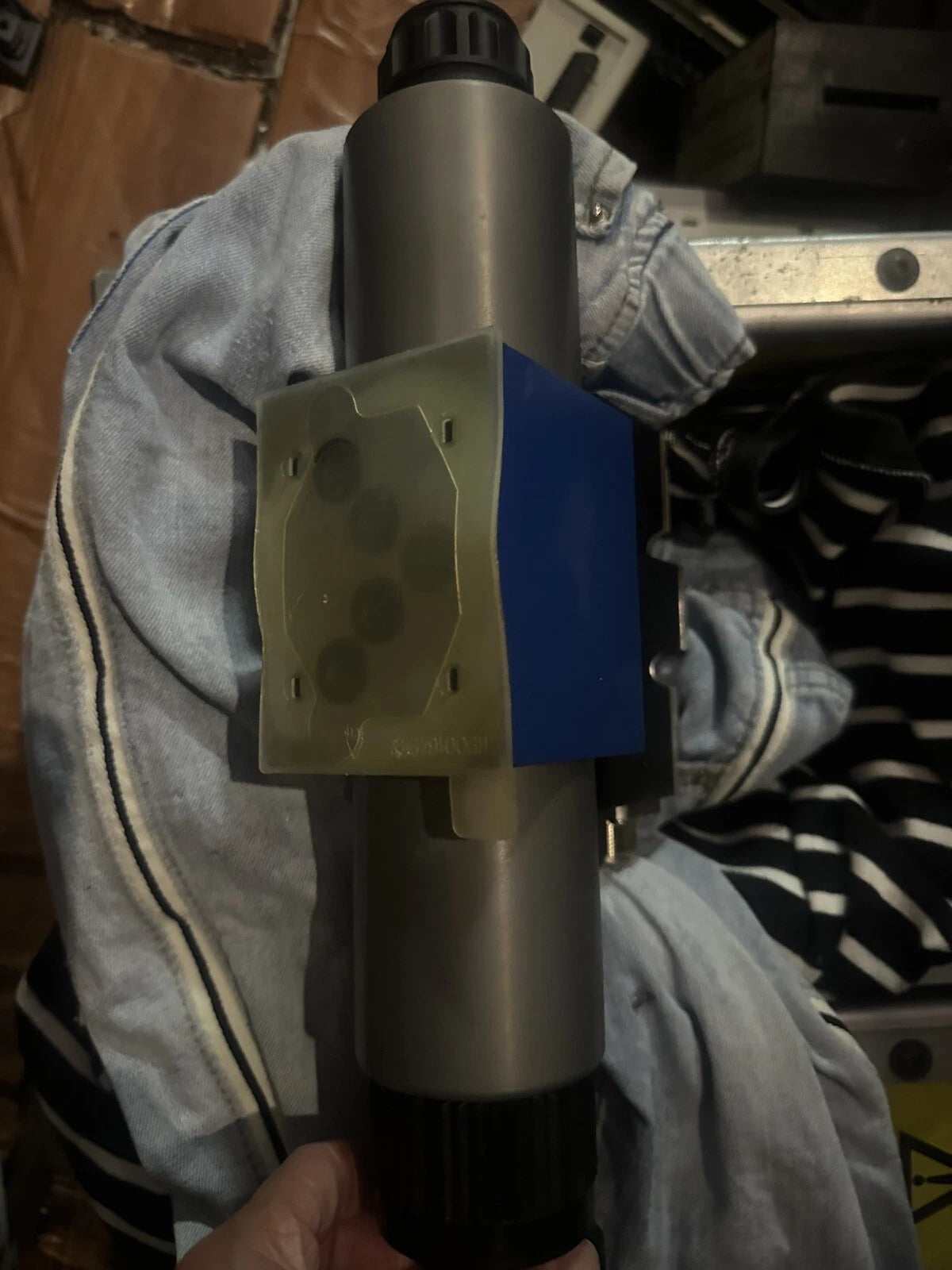 R900927975 4WREE 10 V50-32/G24K0/F1V Hydraulic Proportional Directional Control Valve