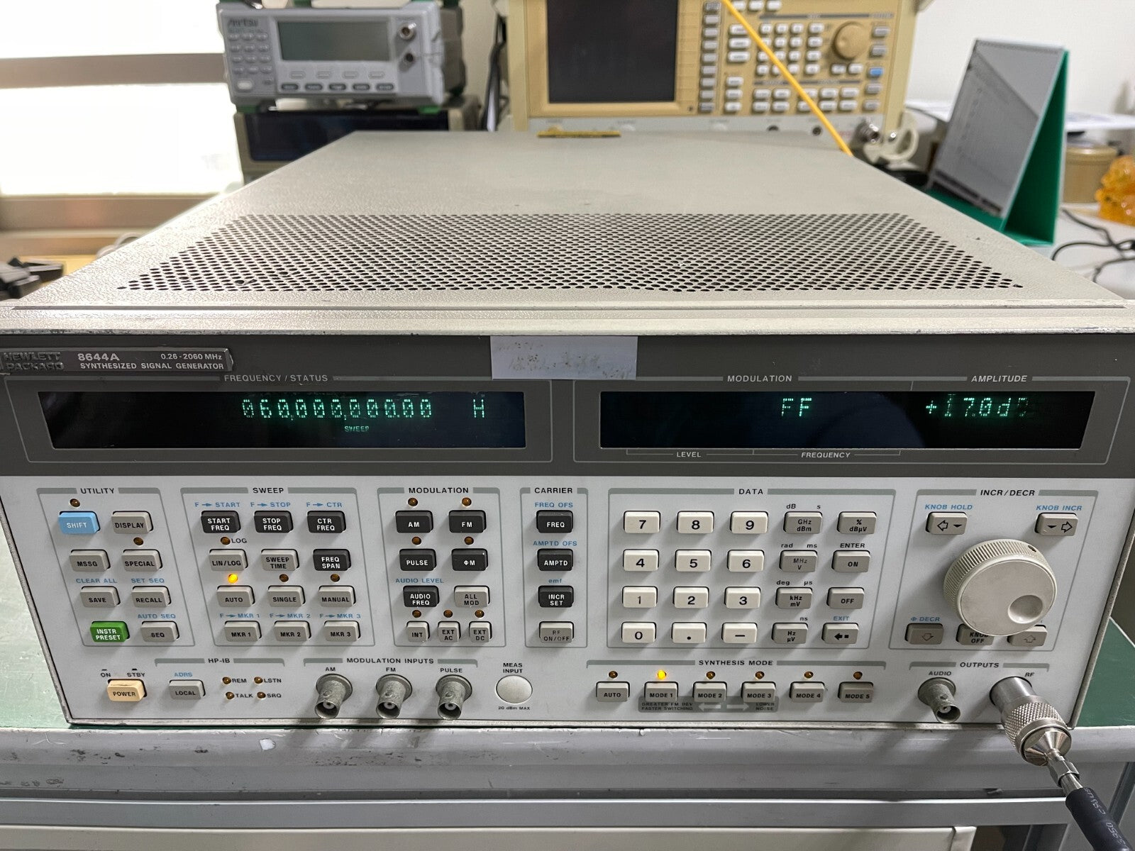 HP Agilent 8644A  0.26-2060MHz Synthesized Signal Generator Opt. 001 , 002 , 004