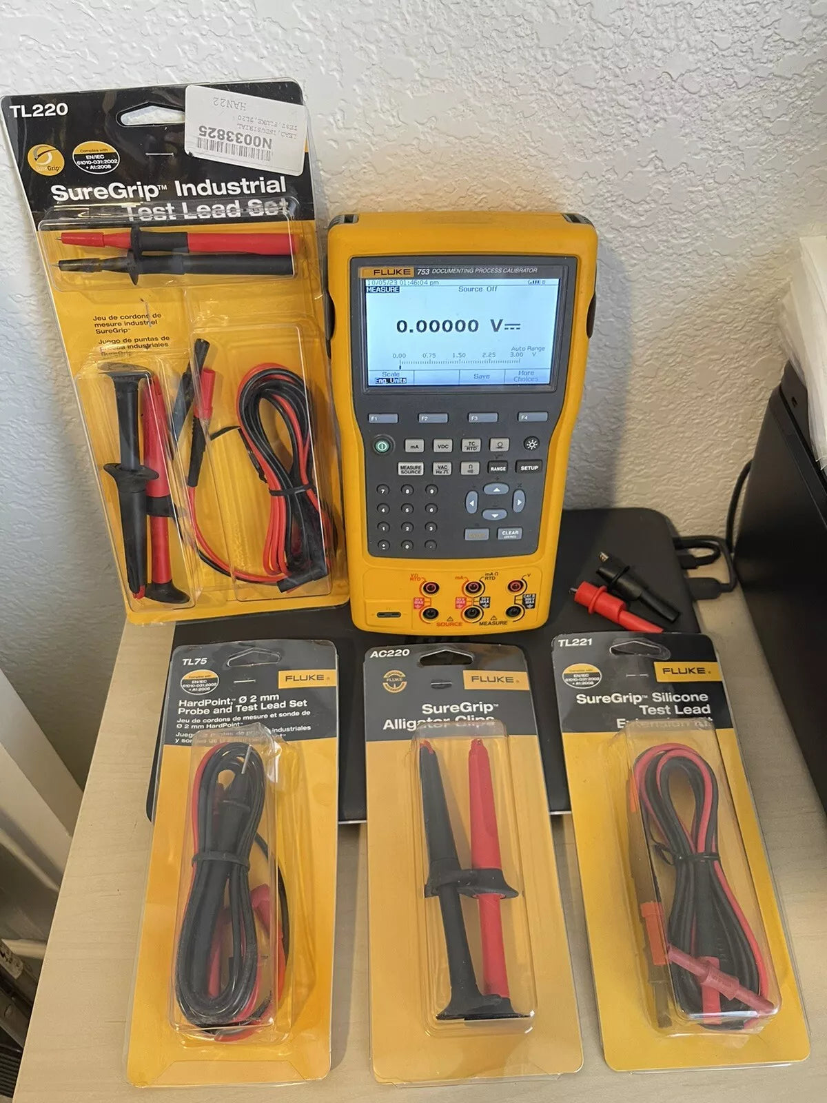 Fluke 753 Multifunction Documenting Process Calibrator with All New Accessories