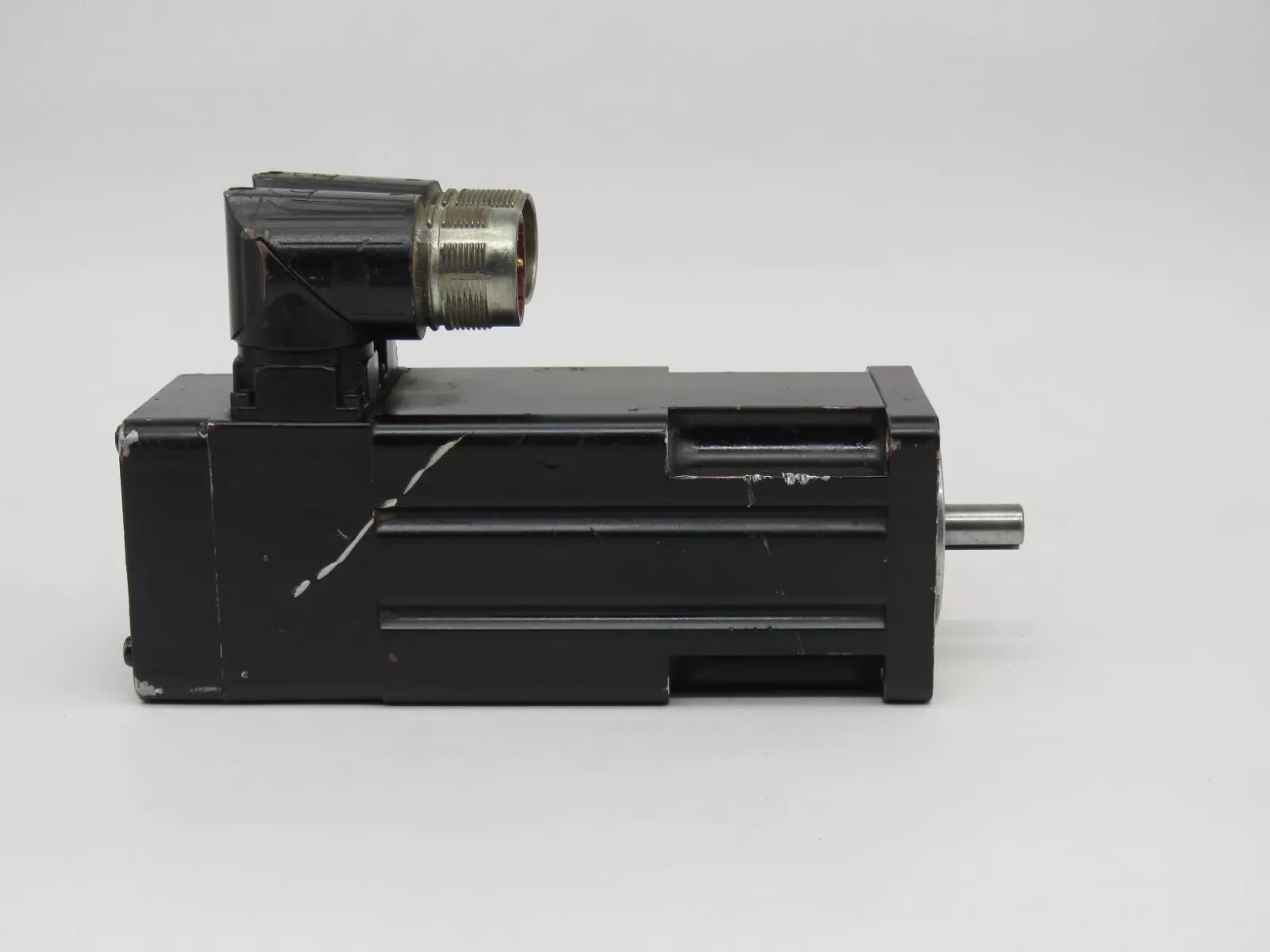 Allen Bradley MPL-A1530U-EJ72AA Servo Motor Kinetix Low Inertia 200V 63mm