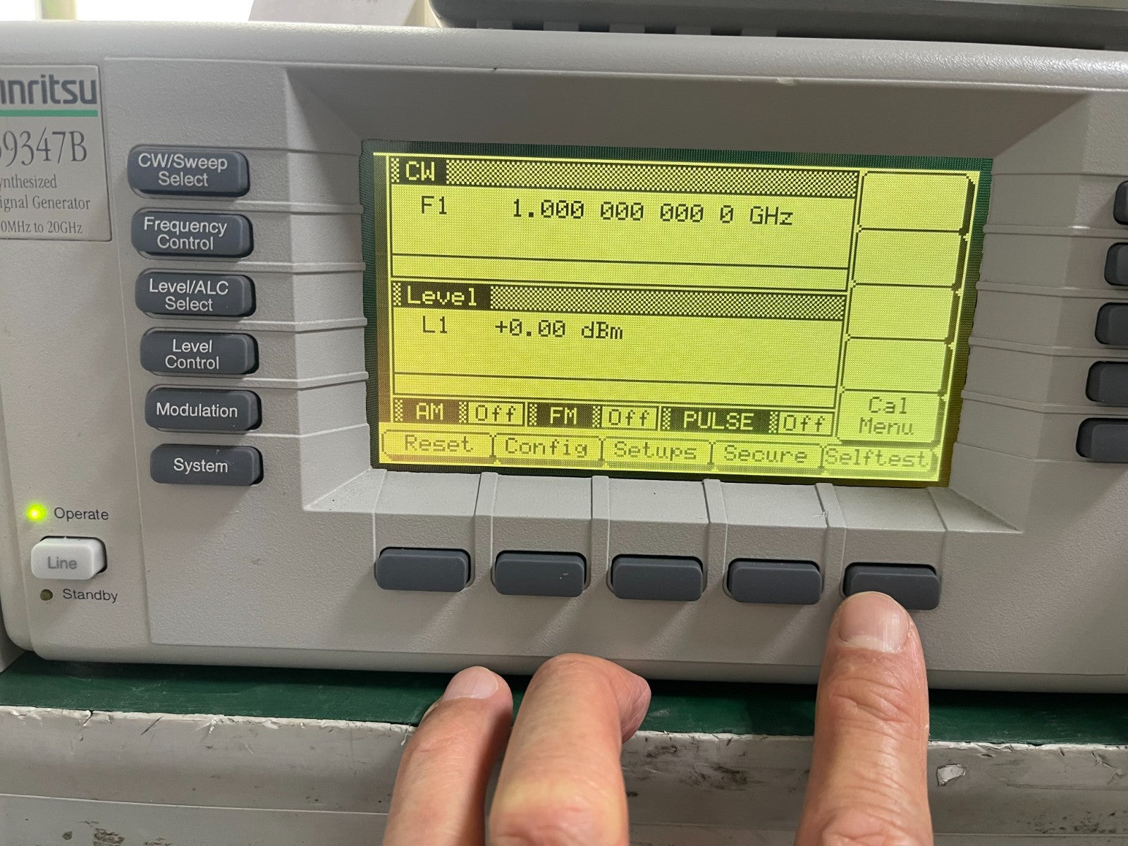 Anritsu 69347B Synthesized Signal Generator 10MHz - 20GHz , w/8 , 11 , 14 - XG eqpt