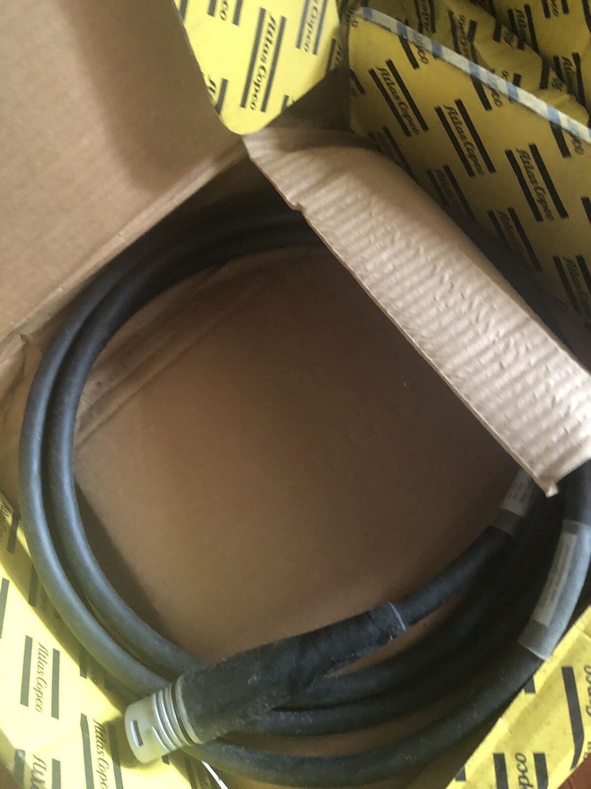 ATLAS COPCO，QST，4220<wbr/>379903。Plug rubber has aging