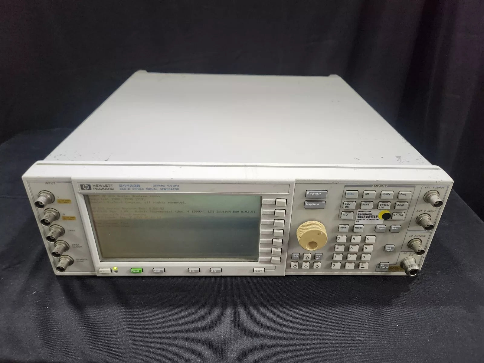 HP E4433B Signal Generator 250kHz-4GHz 1E5 UN5 UN7 UN8