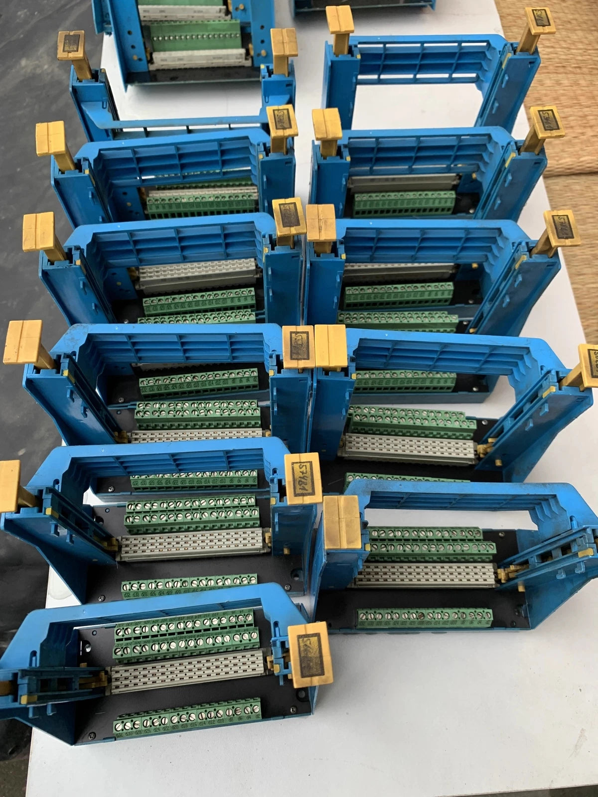 VT-3002-2X/48F and R900020154: Fiber Optic Splitter and SC/APC Connector Set