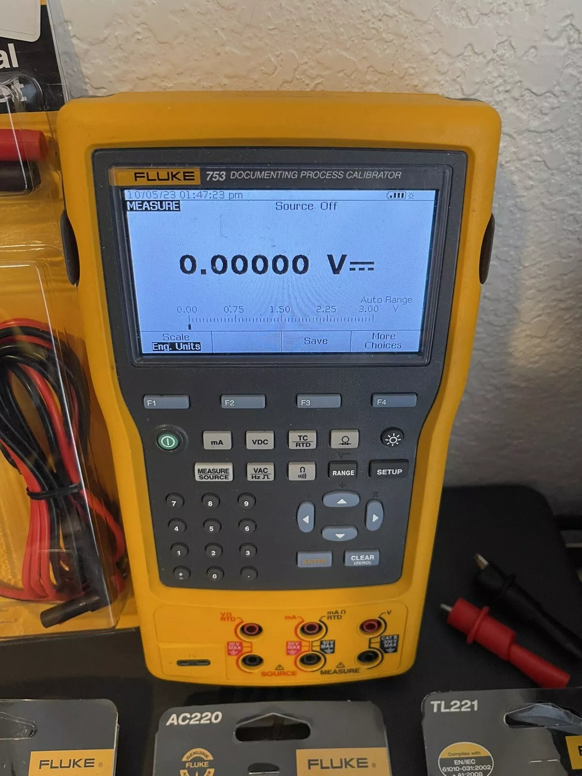 Fluke 753 Multifunction Documenting Process Calibrator with New Accessories