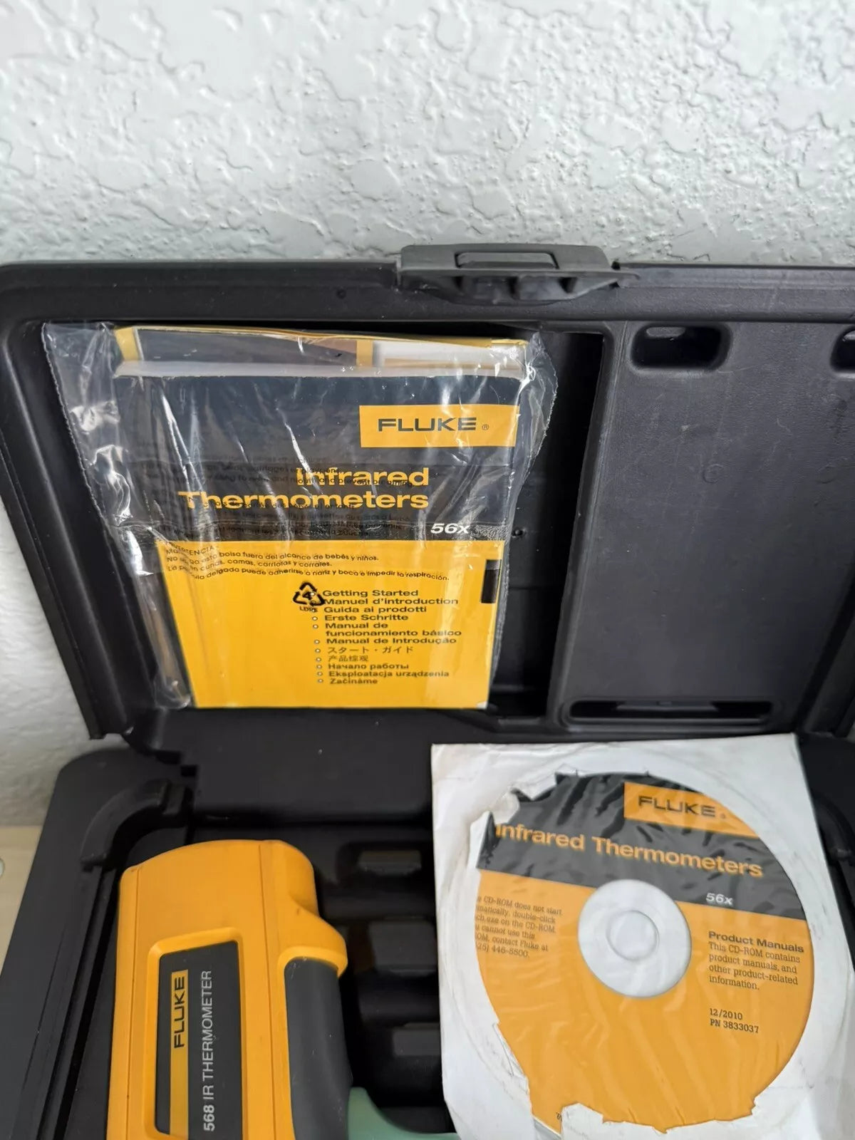 Fluke 568 IR Thermometer with Case and Manual