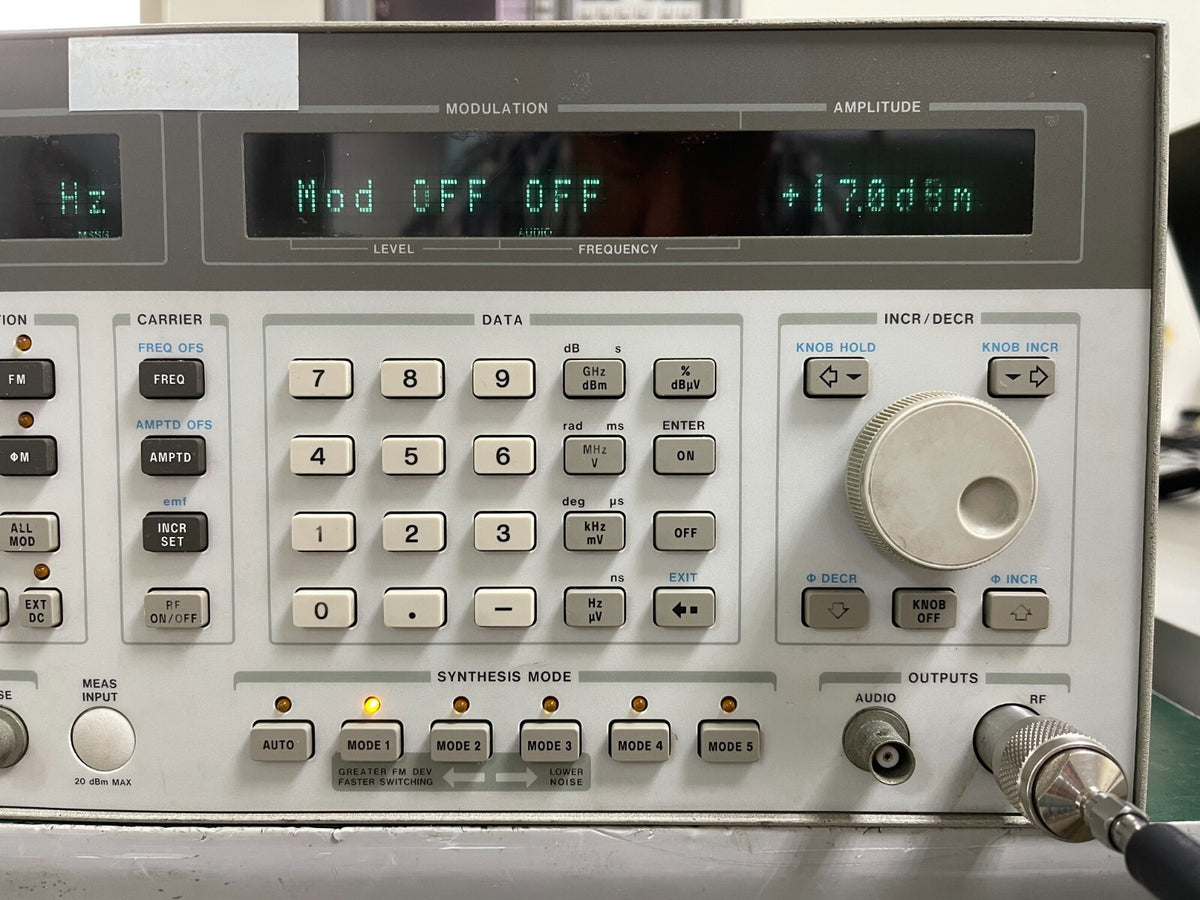HP Agilent 8644A  0.26-2060MHz Synthesized Signal Generator Opt. 001 , 002 , 004