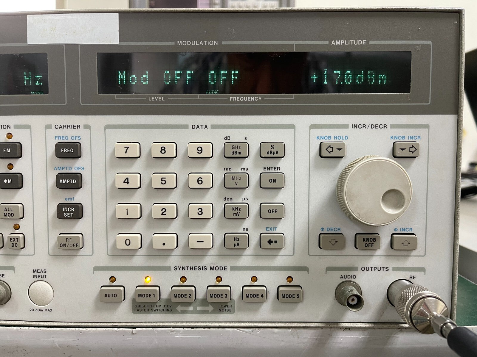 HP Agilent 8644A  0.26-2060MHz Synthesized Signal Generator Opt. 001 , 002 , 004