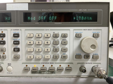 HP Agilent 8644A  0.26-2060MHz Synthesized Signal Generator Opt. 001 , 002 , 004