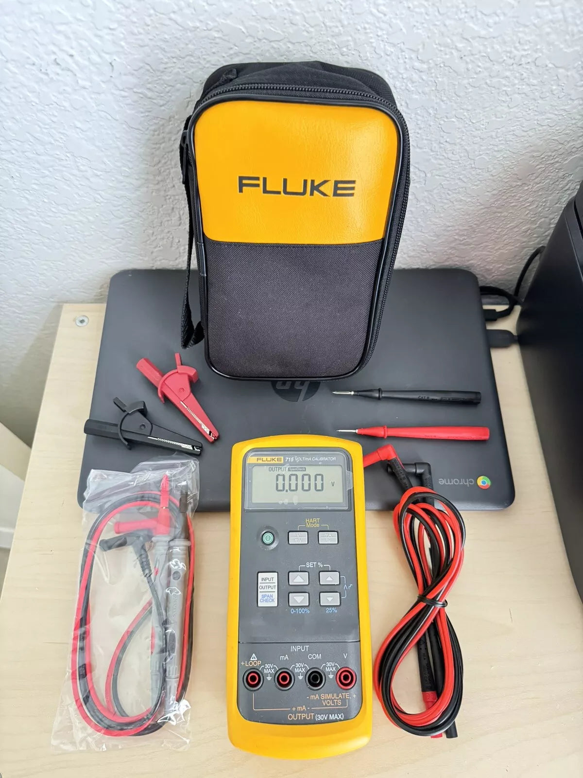 FLUKE 715 Volt/mA Calibrator with Accessories - Tested