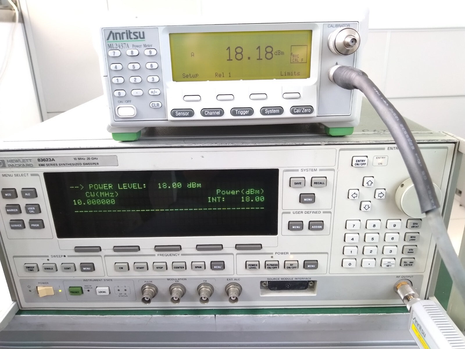 Agilent 83623A Synthesized Sweep Signal Generator 10MHz-20GHz