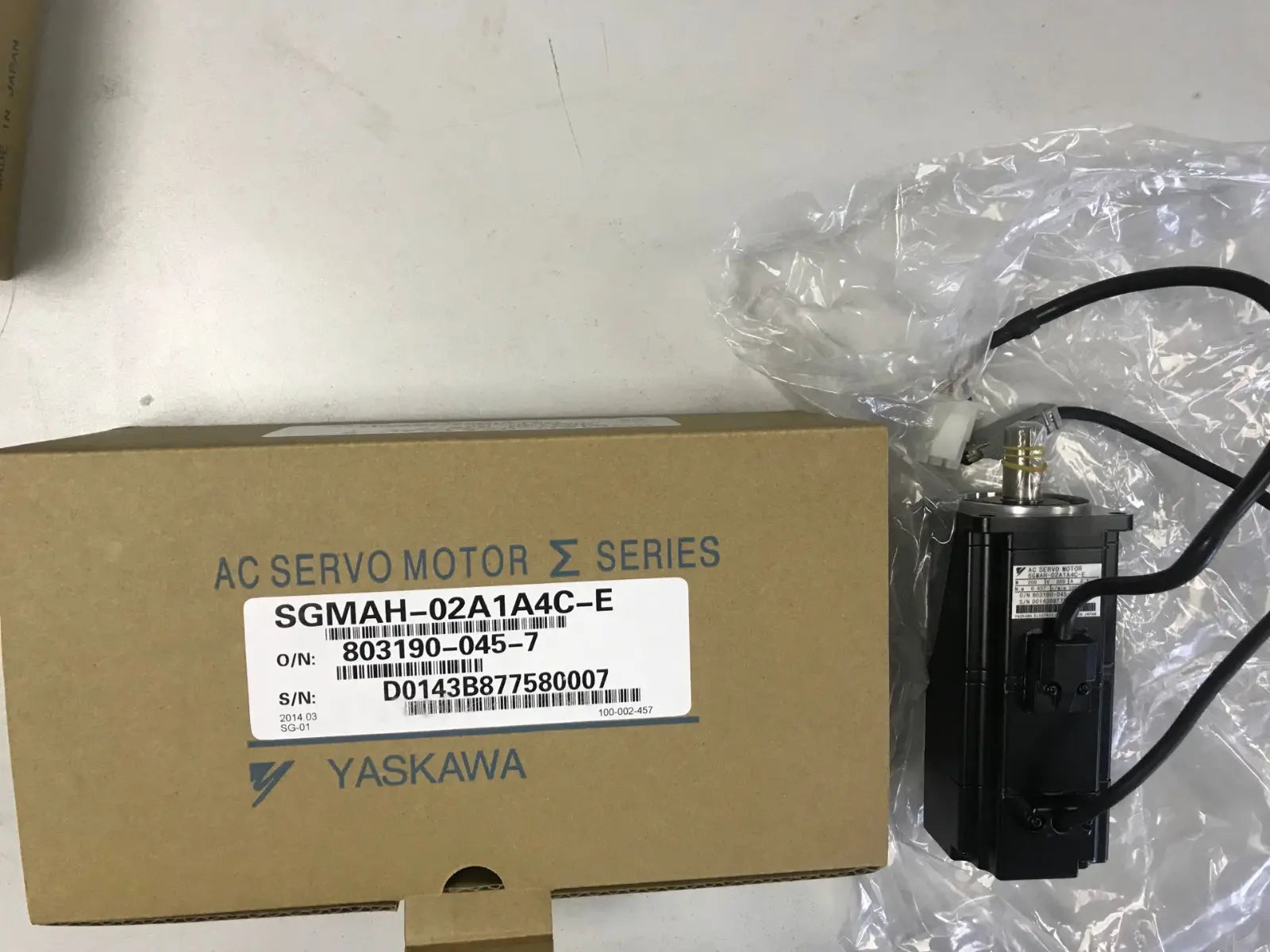 One New YASKAWA SGMAH-02A1A4C-E Servo Motor SGMAH02A1A4CE