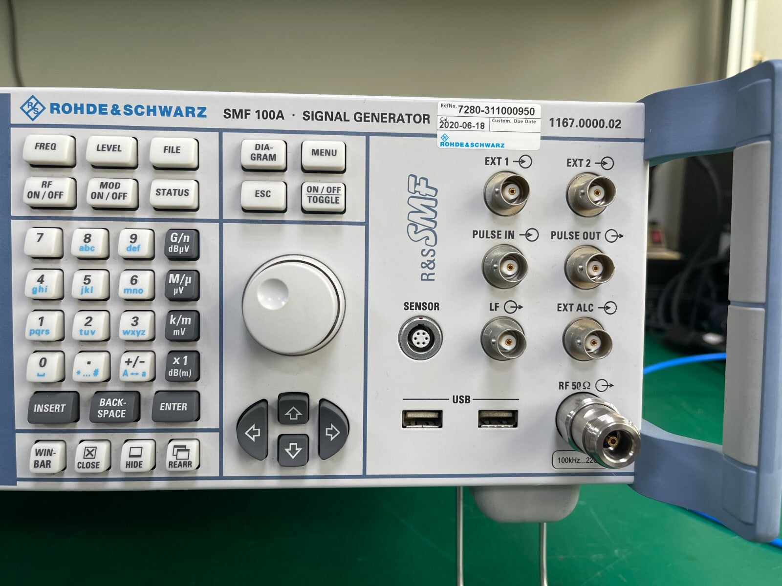 Rohde &amp; Schwarz SMF100A microwave signal generator 100KHz-22GHz _4593