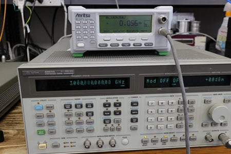 Agilent 8664A /001/004 3GHz SYNTHESIZED SIGNAL GENERATOR