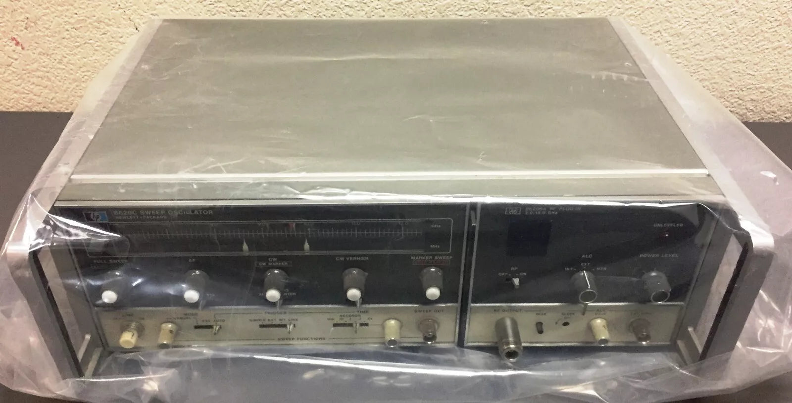 HP 8620C Sweep Oscillator Generator with HP 86290A RF Plug-In