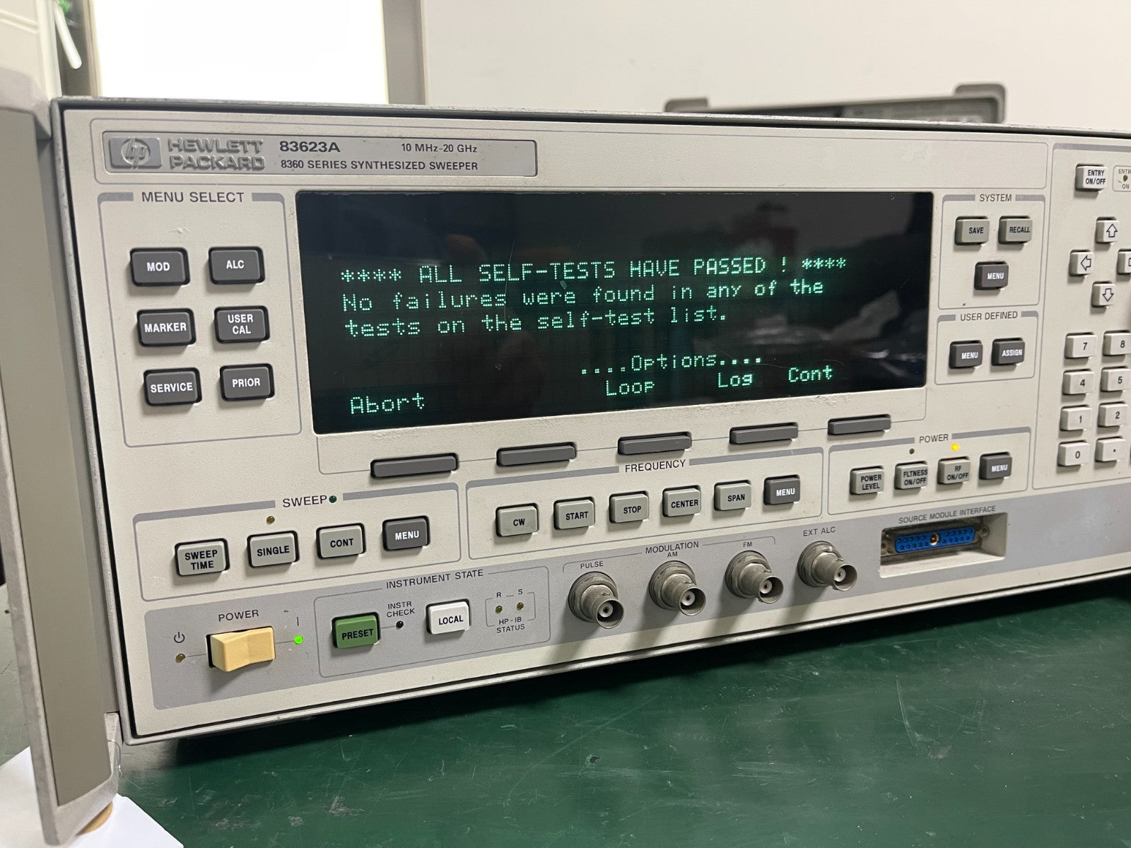 HP Agilent 83620A 10MHz-20GHz Synthesized Sweep Signal Generator w/001,008_0498