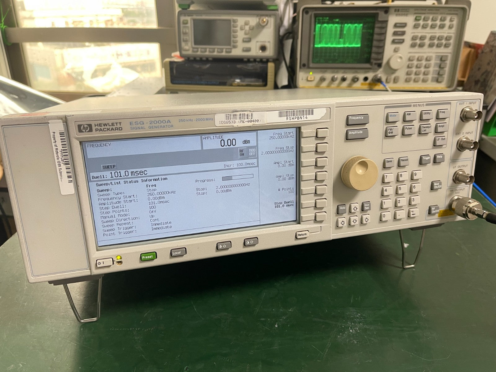 HP Agilent E4420A ESG-2000A Analog RF Signal Generator 250 kHz to 2GHz _0326 - XG eqpt