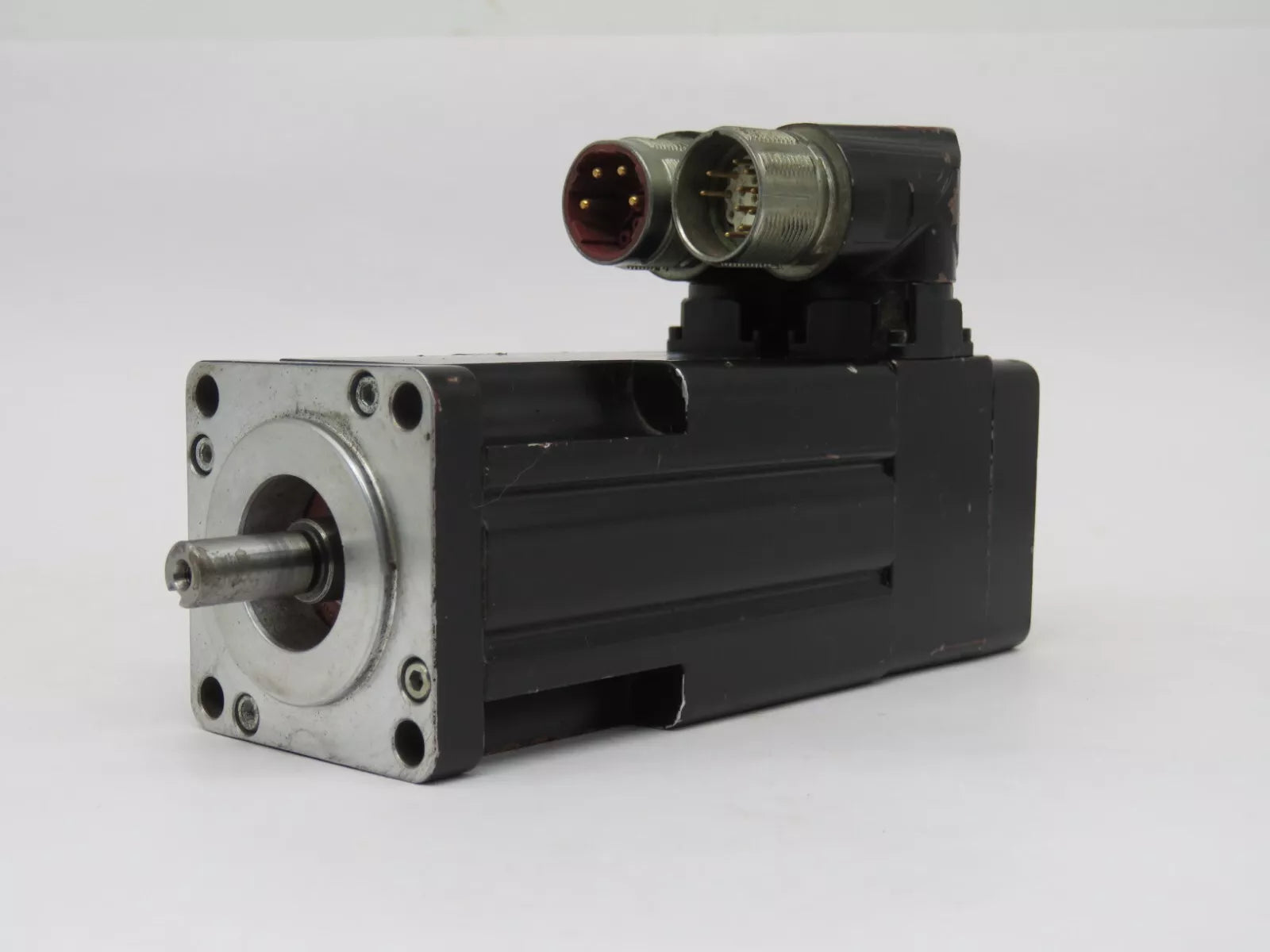 Allen Bradley MPL-A1530U-EJ72AA Servo Motor Kinetix Low Inertia 200V 63mm