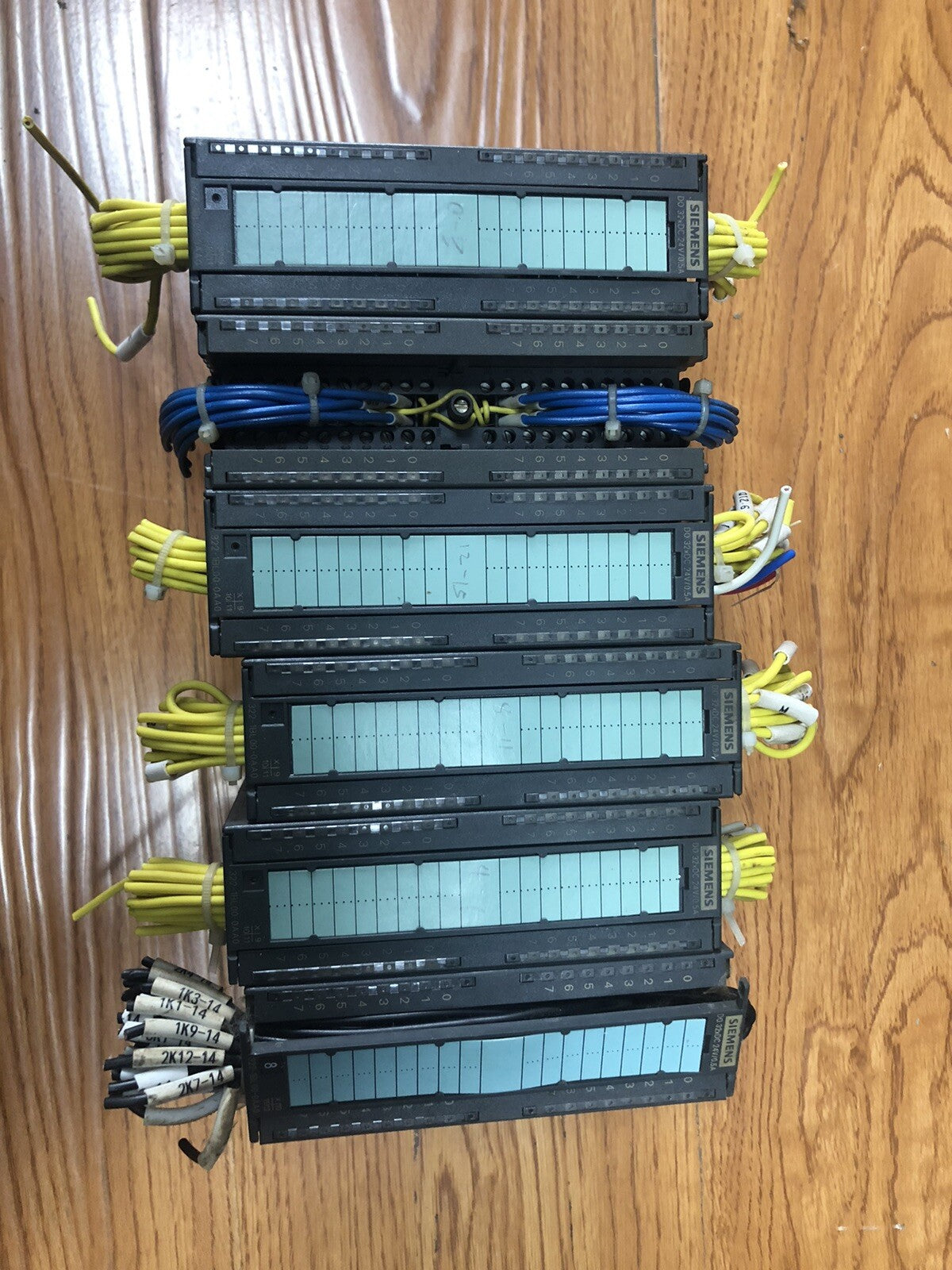 SIEMENS S7 300 SM322 DC - 6ES7322-1BL00-<wbr/>0A0 -- 6ES7 322-1BL00-0A0