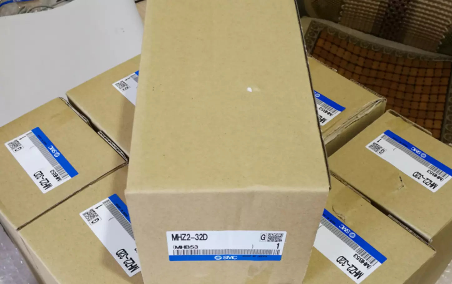 One New SMC MHZ2-32D MHZ232D Cylinder with Expedited Shipping