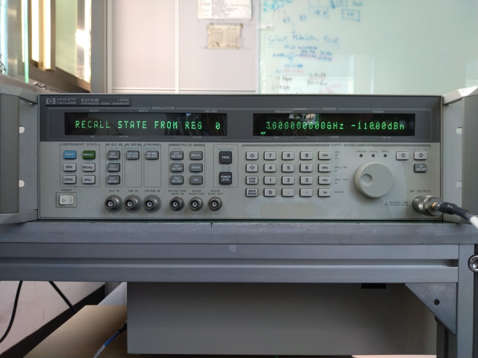 HP Agilent 83731B 1GHz-20GHz Synthesized Signal Generator Opt.1E1 ,1E5 ,1E8_0236 - XG eqpt