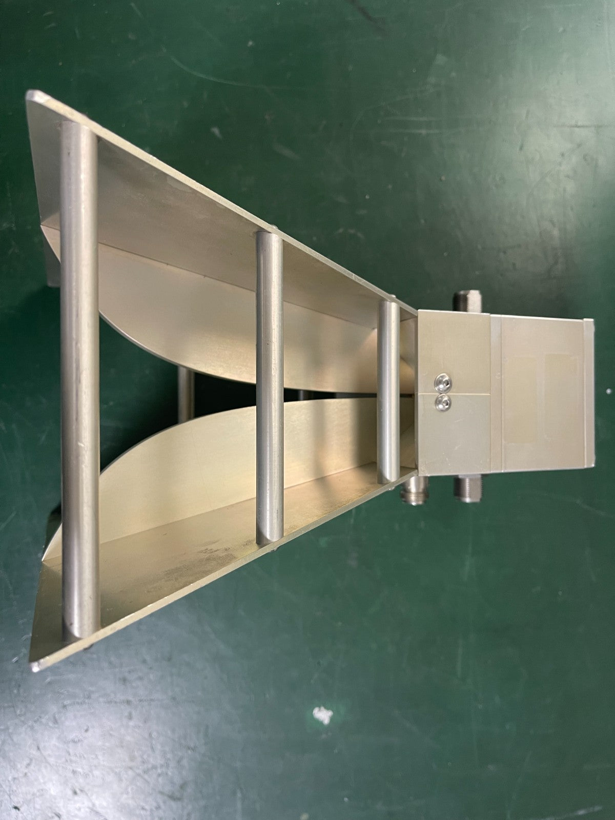 Com-Power Wide Band Active Horn Antenna AHA-118 700 MHz to 18 GHz - XG eqpt