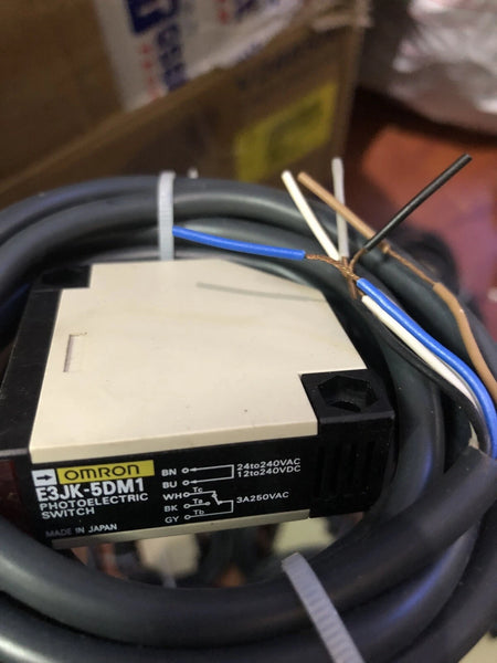 E3JK-5DM1 Photoelectric Sensor with 5 M Detection Range