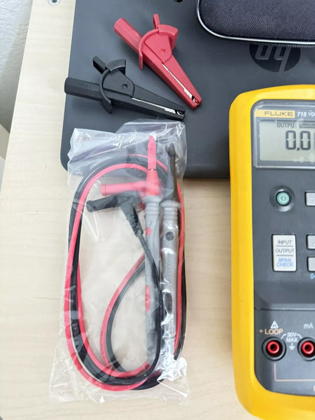 FLUKE 715 Volt/mA Calibrator with Accessories - Tested