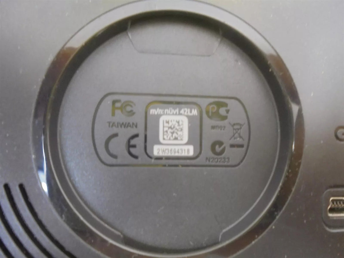 GARMIN Nuvi 42 LM GPS Navigator with Lifetime Maps Updates