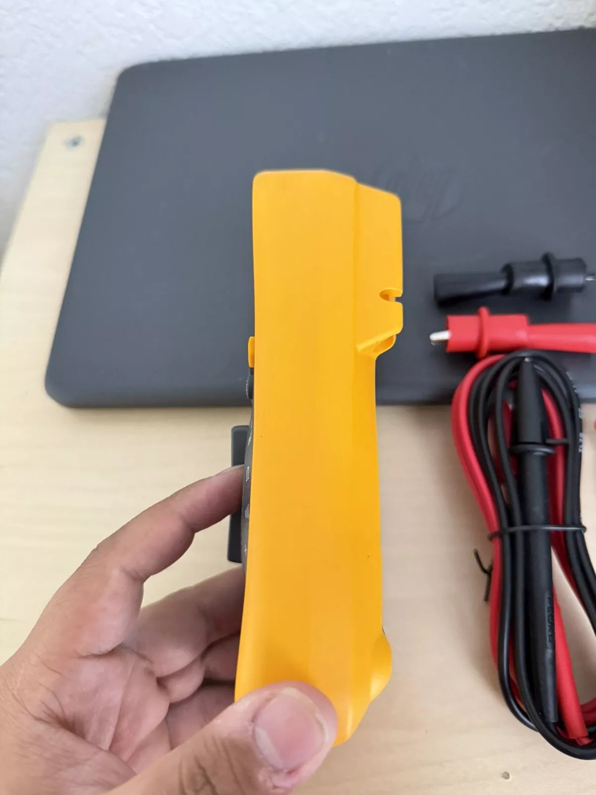 Fluke 116 True RMS Digital Multimeter with Leads - Precision Measurement Tool