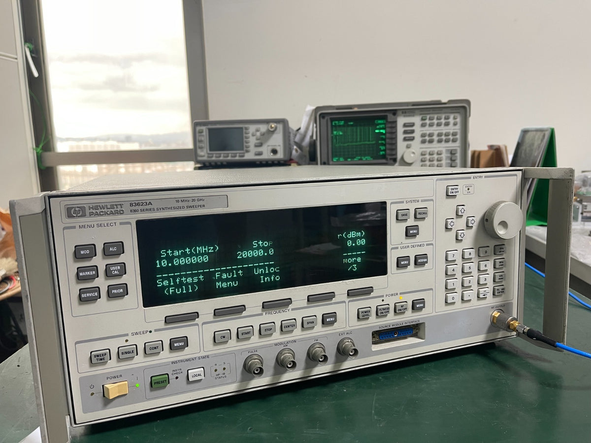 HP Agilent 83620A 10MHz-20GHz Synthesized Sweep Signal Generator w/001,008_0498