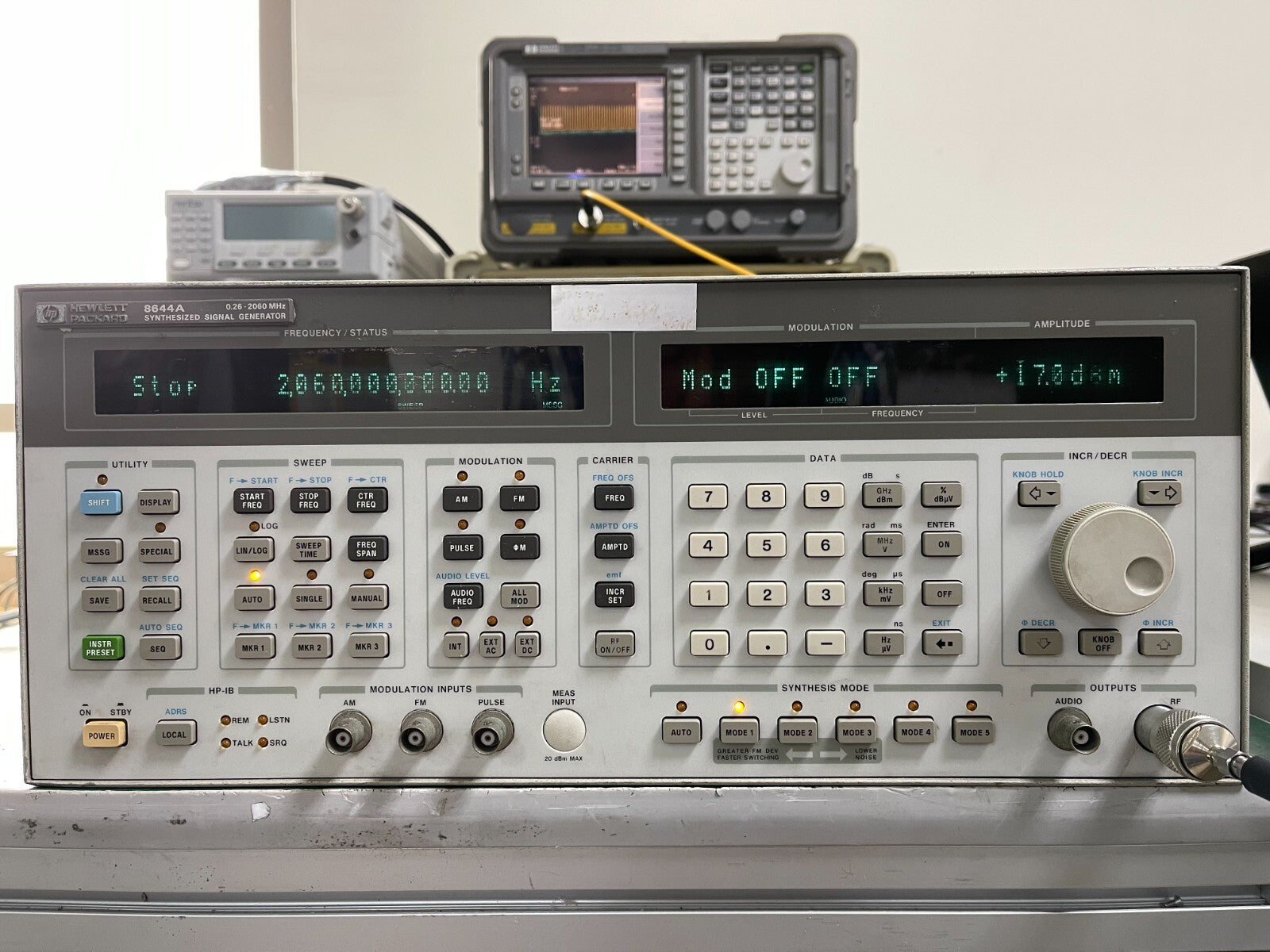HP Agilent 8644A  0.26-2060MHz Synthesized Signal Generator Opt. 001 , 002 , 004