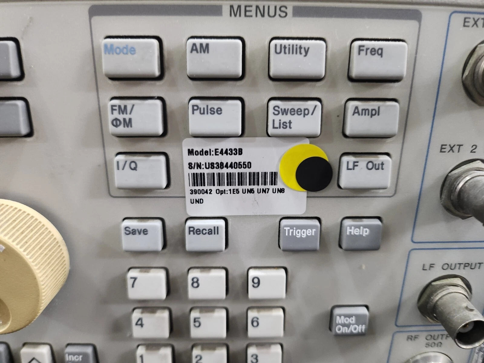 HP E4433B Signal Generator 250kHz-4GHz 1E5 UN5 UN7 UN8