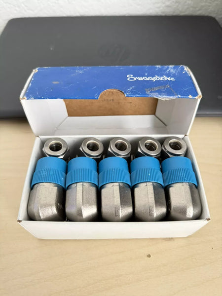 Swagelok Stainless Steel Elbow Fitting, 3/8 Tube x 1/2 Male NPT, SS-600-2-8