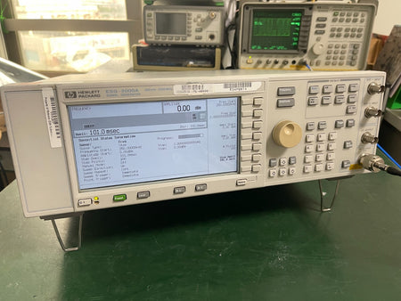 HP Agilent E4420A ESG-2000A Analog RF Signal Generator 250 kHz to 2GHz _0326 - XG eqpt