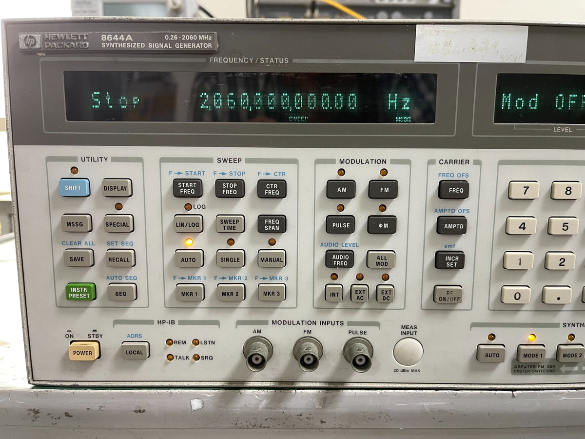 HP Agilent 8644A  0.26-2060MHz Synthesized Signal Generator Opt. 001 , 002 , 004
