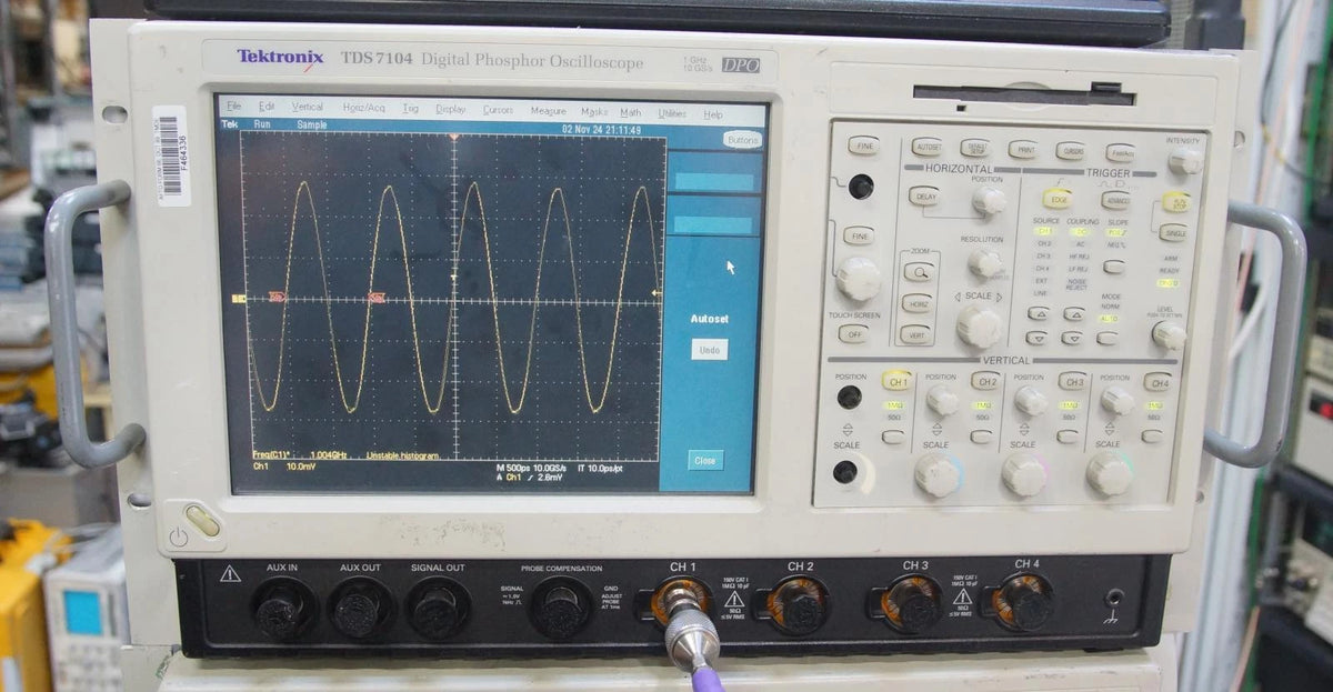 Tektronix TDS 7104 4Ch 1GHz 1GSa/s Digital Phosphor Oscilloscope AS-IS