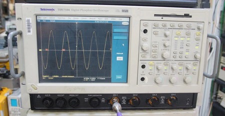 Tektronix TDS 7104 4Ch 1GHz 1GSa/s Digital Phosphor Oscilloscope AS-IS