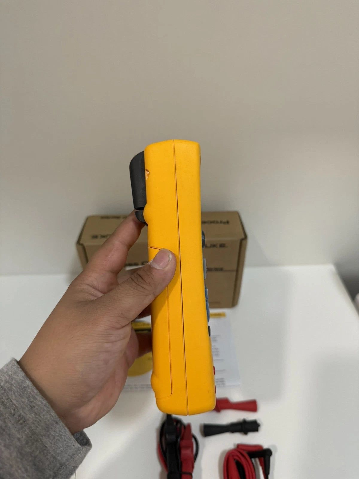 FLUKE 724 Temperature Calibrator Meter - Accurate and Reliable Calibration Tool