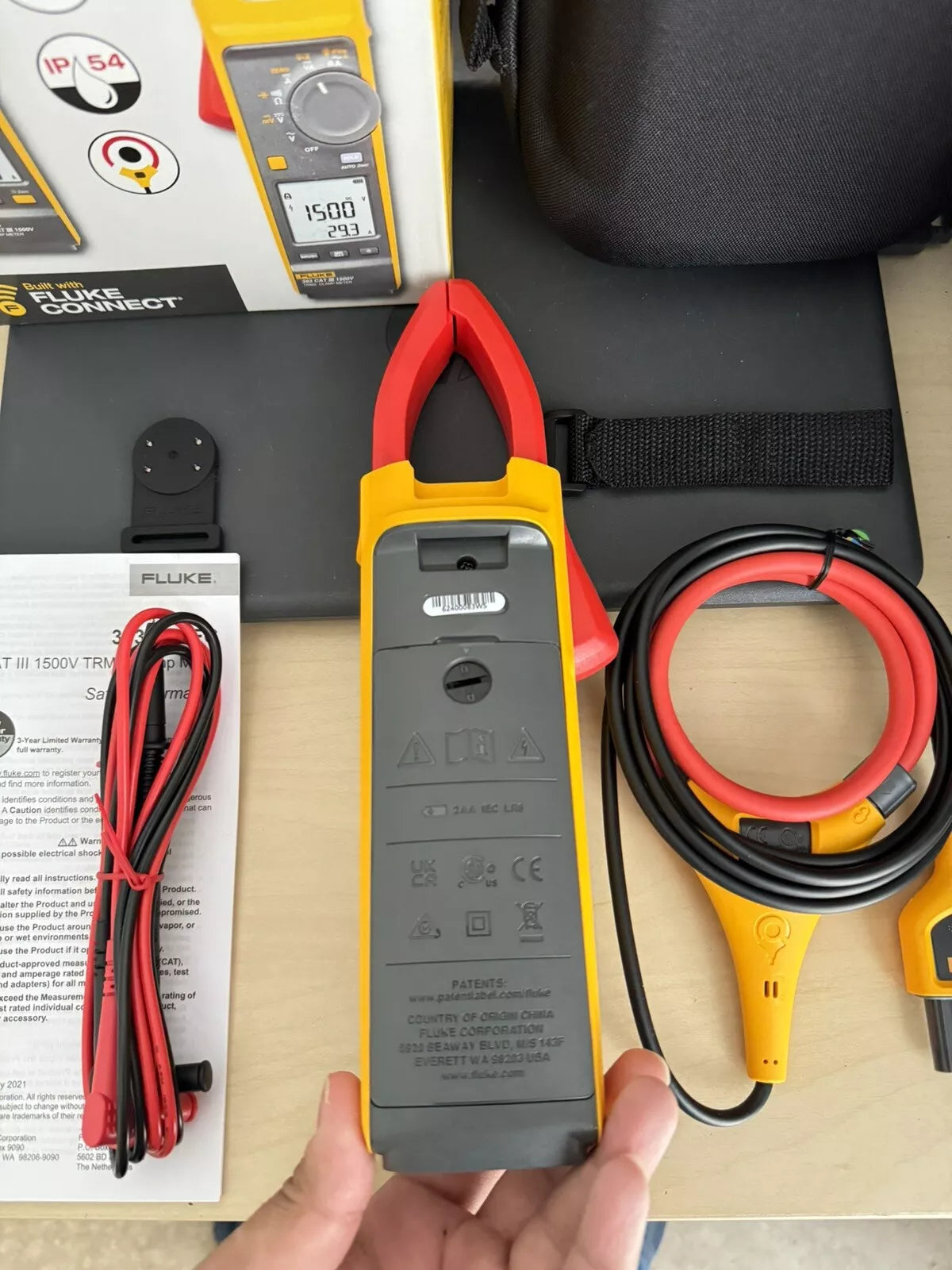 FLUKE 393 FC CAT III 1500 V True-rms Clamp Meter - NEW SEALED