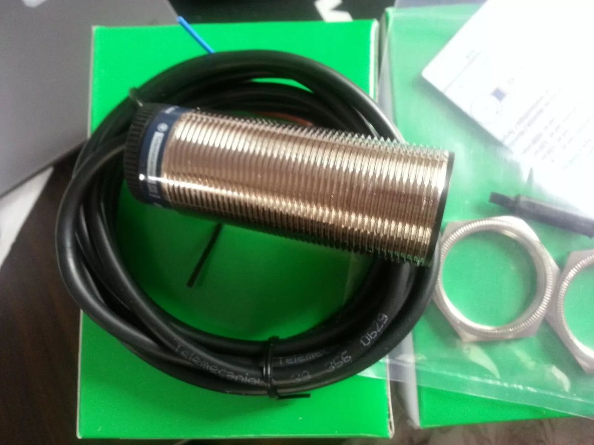 Schneider XSA-V11801 Proximity Switch Speed Sensor