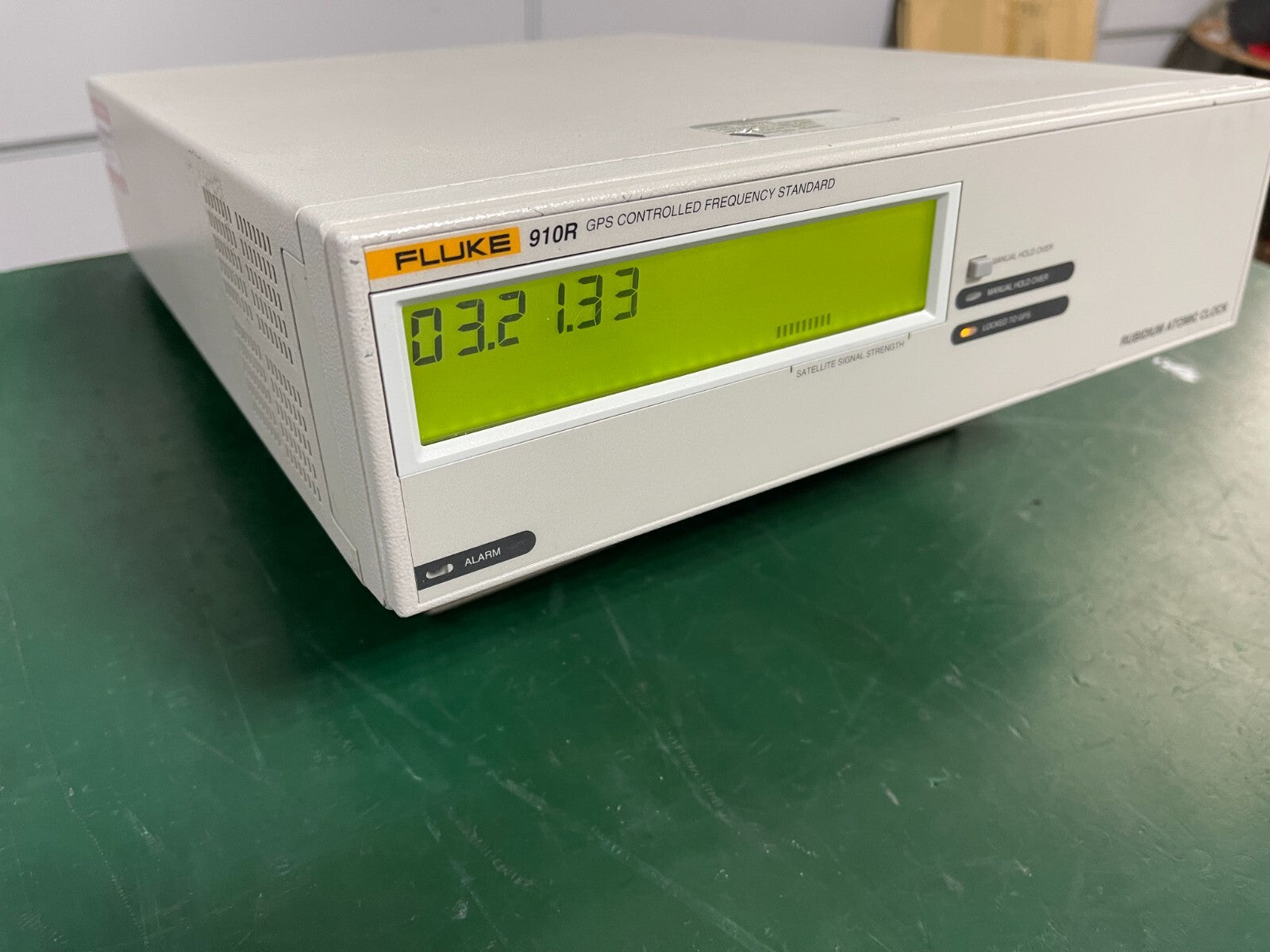 Fluke 910R GPS Controlled Frequency Standard _ 736 - XG eqpt