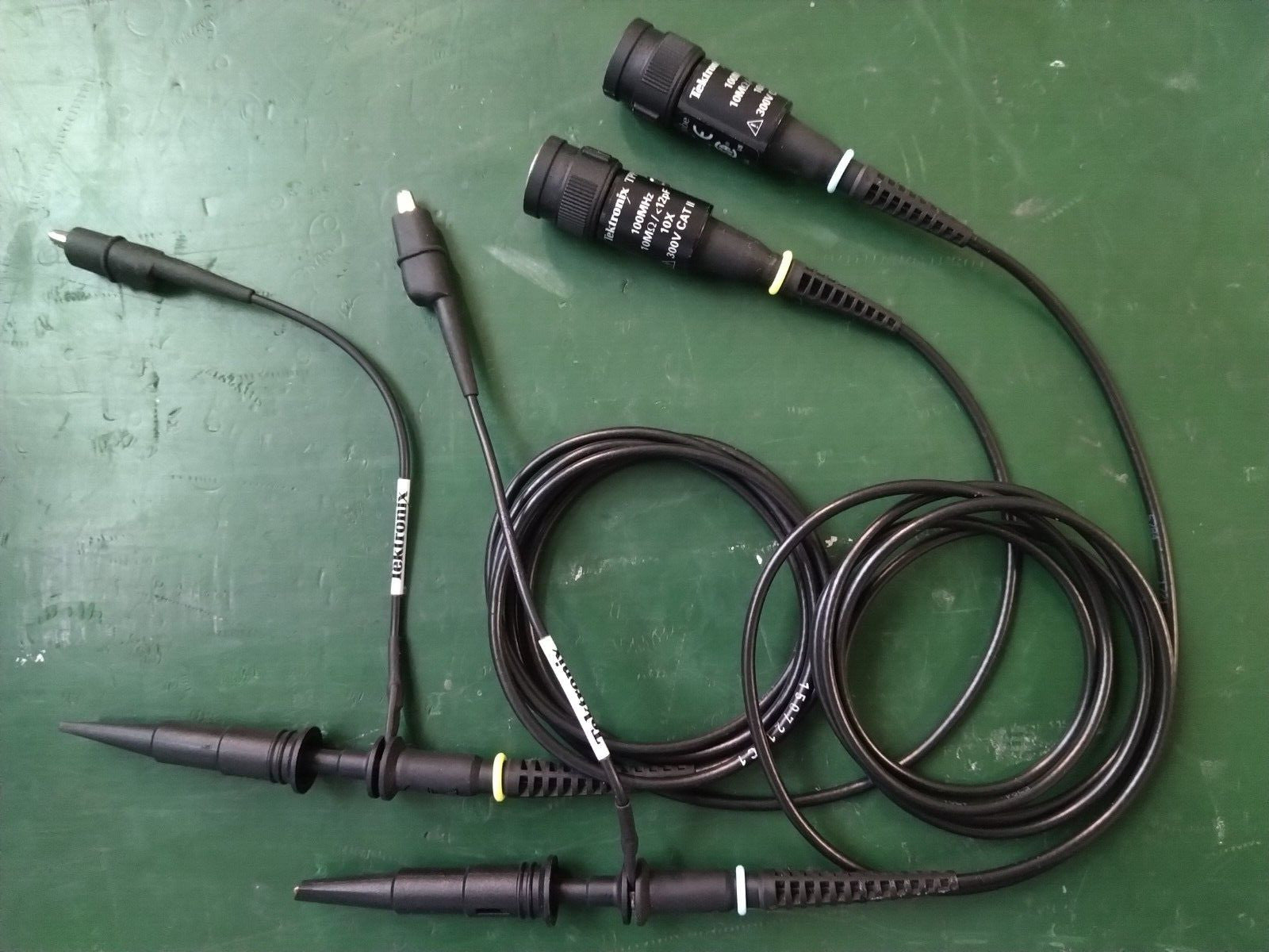 Tektronix TPP0100 100MHz Passive Voltage Probe , 10X , 1M Ohms / 13pF - XG eqpt