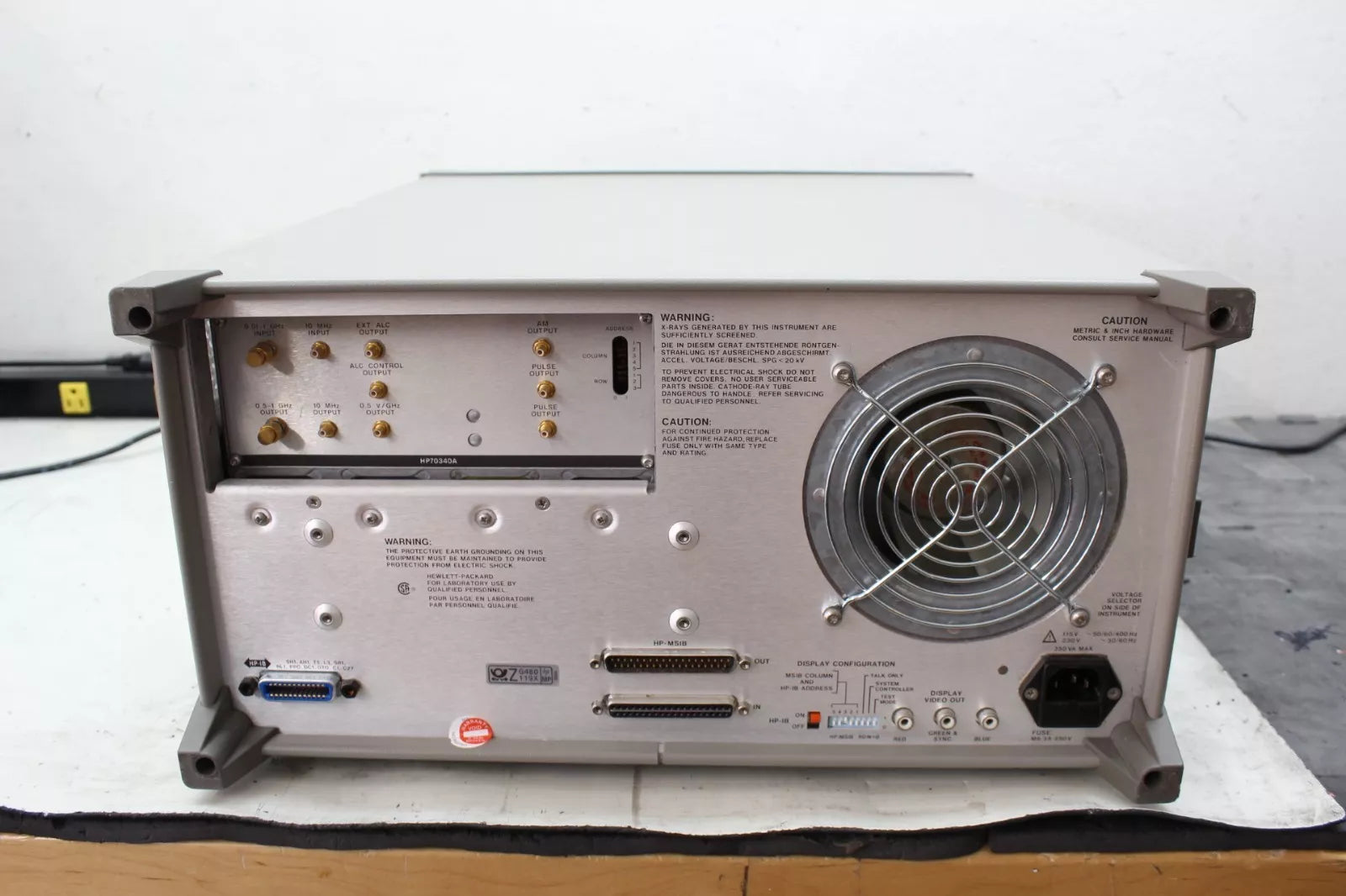 HP 70340A Signal Generator and HP 7000A Display 1-20 GHz with Cert Option 1