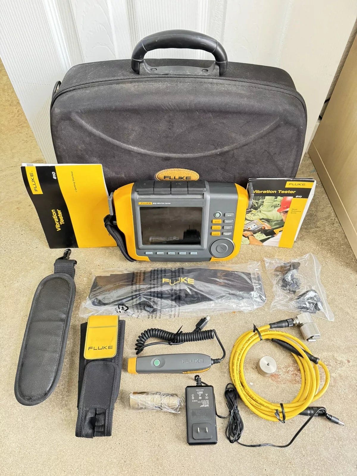 Fluke 810 Vibration Tester with Tachometer, Triaxial Accelerometer & Case