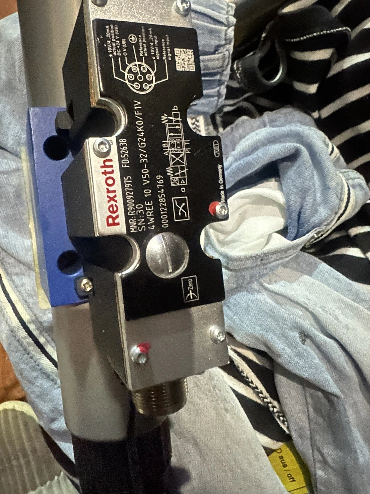 R900927975 4WREE 10 V50-32/G24K0/F1V Hydraulic Proportional Directional Control Valve