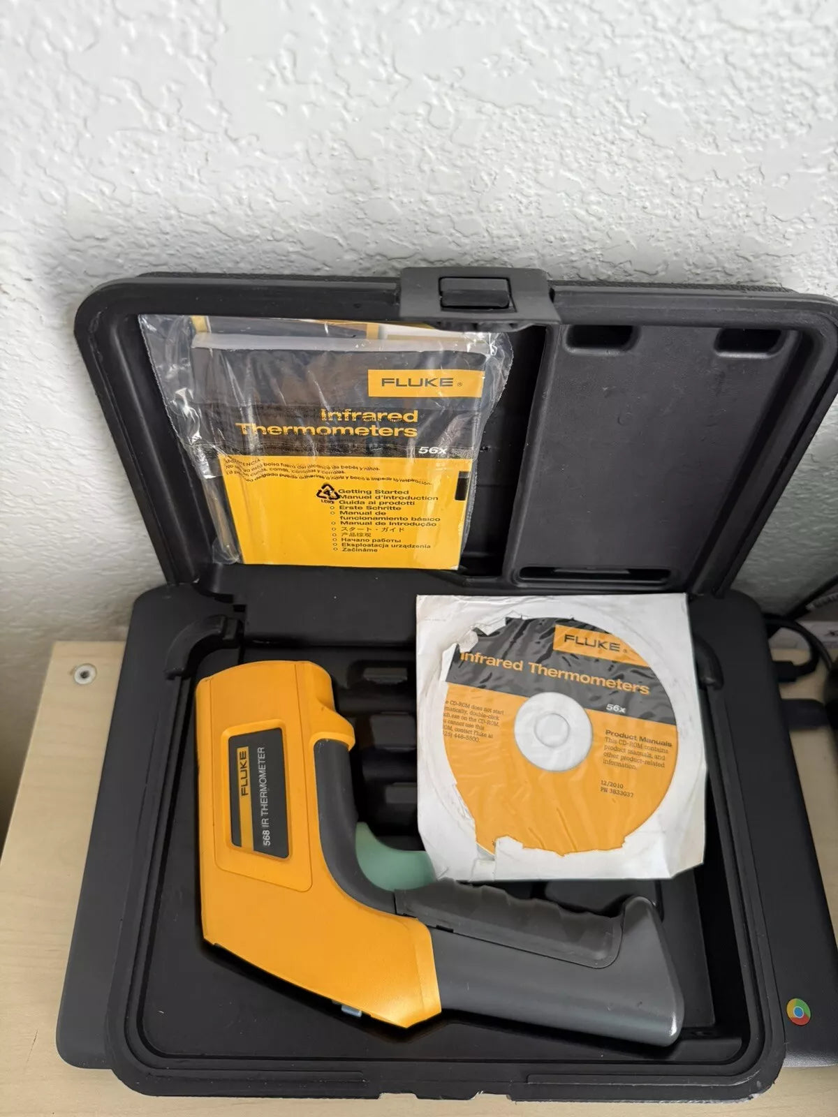 Fluke 568 IR Thermometer with Case and Manual